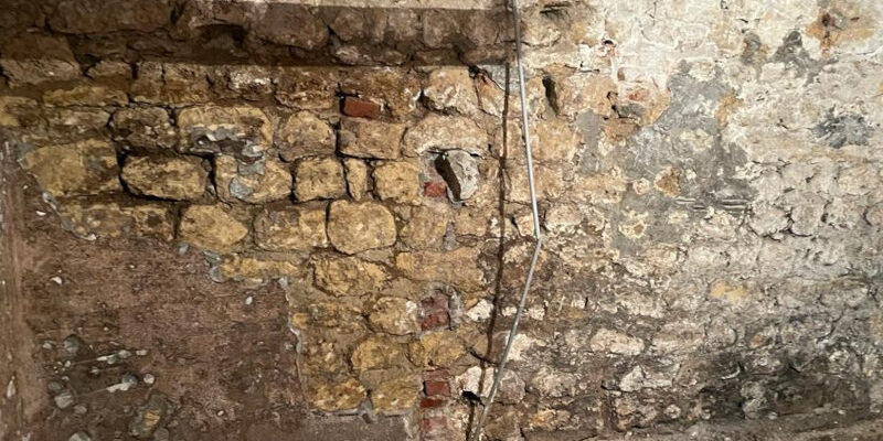 Les conséquences d'un mur humide dans la maison